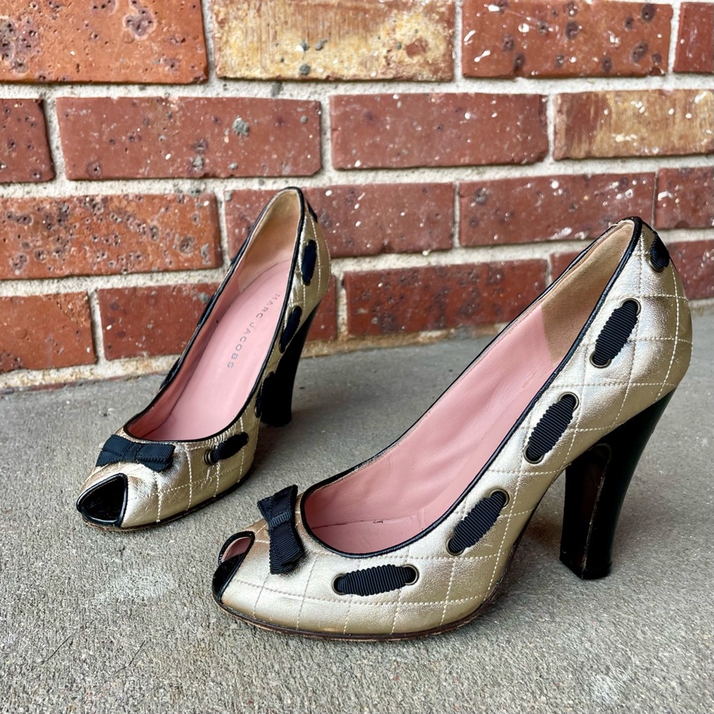 Marc Jacobs Quilted Gold & Black Retro Pinup High Heel Pumps Sz 37.5 EU US 7